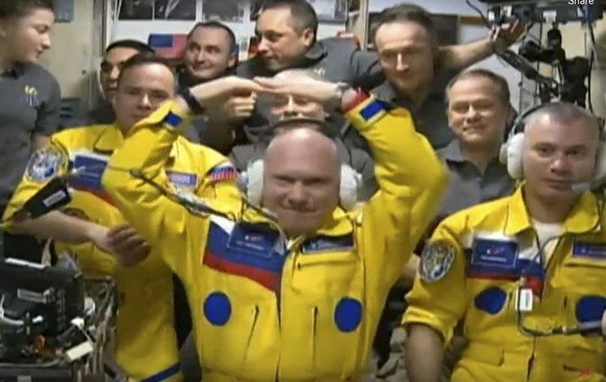 Γιατί φόρεσαν, τελικά, στολές σε κίτρινο – μπλε χρώμα οι Ρώσοι κοσμοναύτες…