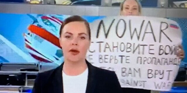 Ρωσία: Διαδηλώτρια διέκοψε δελτίο ειδήσεων με μήνυμα κατά του πολέμου στην Ουκρανία
