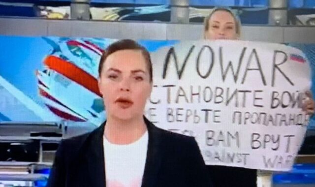 Ρωσία: Διαδηλώτρια διέκοψε δελτίο ειδήσεων με μήνυμα κατά του πολέμου στην Ουκρανία