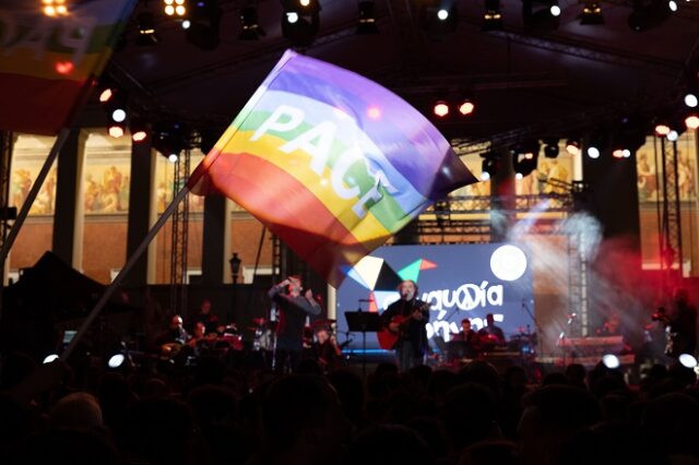 Συναυλία ειρήνης: Επικριτές μπερδεύουν τη σημαία της ΛΟΑΤΚΙ+ κοινότητας με αυτή της ειρήνης