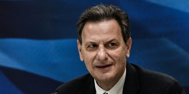 Προϋπολογισμός: Τα τέλη έσπρωξαν τα φορολογικά έσοδα το πρώτο δίμηνο – Καθυστέρηση στα έσοδα από Ταμείο Ανάκαμψης