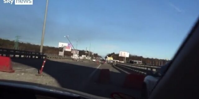 Πόλεμος στην Ουκρανία: Δημοσιογράφοι του Sky News δέχτηκαν πυρά – Συγκλονιστικό βίντεο