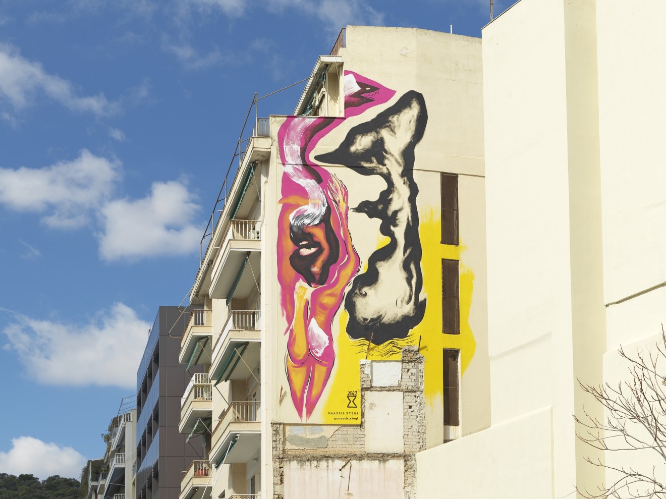 Μία τοιχογραφία- κύμα “καταπίνει” την Πλατεία Μαβίλλη
