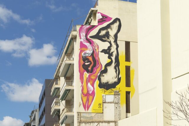 Μία τοιχογραφία- κύμα “καταπίνει” την Πλατεία Μαβίλλη
