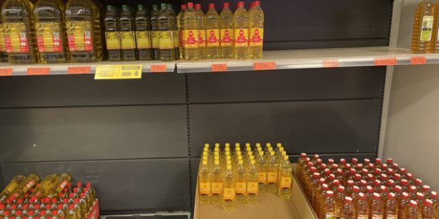 Ισπανία: Με δελτίο το ηλιέλαιο λόγω ελλείψεων από Ουκρανία – Άδειασαν τα ράφια