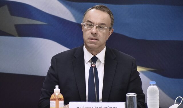 Σταϊκούρας: Ψάχνουμε 2 δισ. ευρώ το 2023 για να μονιμοποιηθεί η μείωση των ασφαλιστικών εισφορών