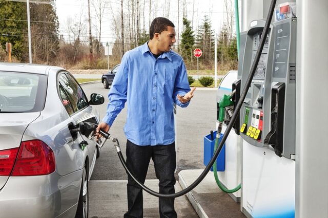 Στα 2 ευρώ/λίτρο έφτασε η βενζίνη – TOP 5 συμβουλές για οικονομική οδήγηση