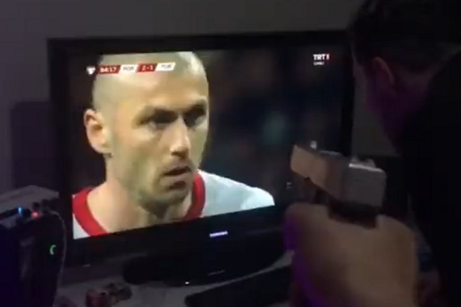Τούρκος οπαδός πυροβόλησε την τηλεόραση όταν ο Γιλμάζ έχασε το πέναλτι