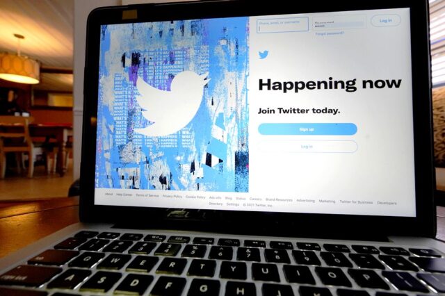 Μπορεί το Twitter να ανεβοκατεβάζει κυβερνήσεις; Μία συζήτηση με τη Ζηνοβία Σαπουνά