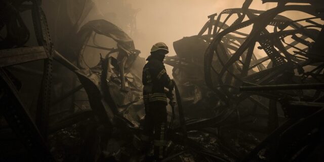 Πόλεμος στην Ουκρανία: Νύχτα αγωνίας και βομβαρδισμών σε Κίεβο και Χάρκοβο – Συνεχίζονται την Τρίτη οι συνομιλίες