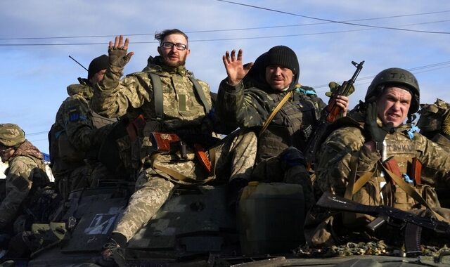 Η Ρωσία αποσύρει δυνάμεις από το Κίεβο – Δυσπιστία ΗΠΑ για πρόοδο στις συνομιλίες με Ουκρανία