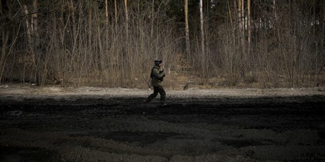 Ουκρανία: Έτοιμοι να πολεμήσουν δηλώνουν οι μισοί πολίτες