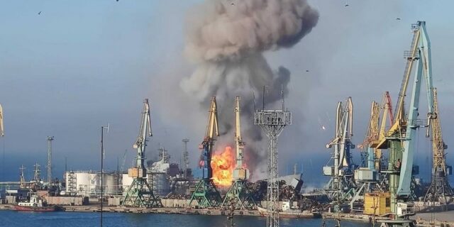 Ουκρανία: Μεγάλη φωτιά στο κατεχόμενο λιμάνι του Μπερντιάνσκ – Ανατινάχθηκαν ρωσικά πλοία