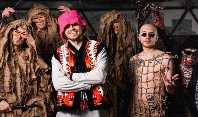 Kalush Orchestra: Το φαβορί της Ουκρανίας για τη Eurovision 2022 προβάρει στα συντρίμμια του πολέμου