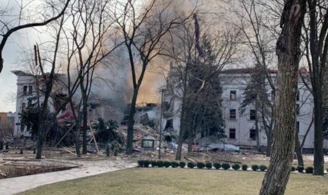 Βομβάρδισαν θέατρο στη Μαριούπολη λέει το Κίεβο – Άγνωστος ο αριθμός των θυμάτων