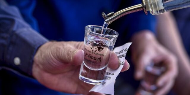 Τσίπουρο: Οι ελλείψεις σε γυαλί, οι φόροι και το λαθρεμπόριο φέρνουν “πονοκέφαλο” στον κλάδο