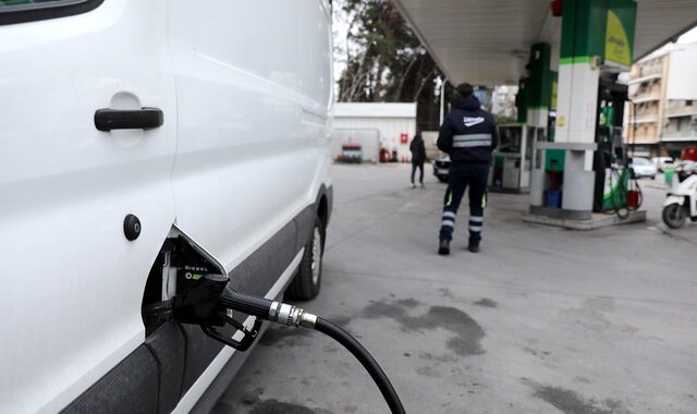Τιμές καυσίμων: Μαρτύριο της σταγόνας στα βενζινάδικα