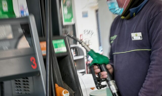 Ραγδαία μείωση στην κατανάλωση καυσίμων φέρνουν οι εξωφρενικές τιμές της βενζίνης
