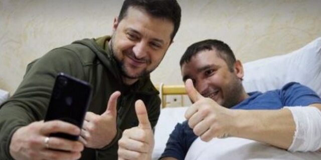 Πόλεμος στην Ουκρανία: Ο Ζελένσκι επισκέφτηκε νοσοκομείο με τραυματισμένους στρατιώτες