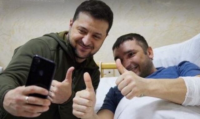 Πόλεμος στην Ουκρανία: Ο Ζελένσκι επισκέφτηκε νοσοκομείο με τραυματισμένους στρατιώτες