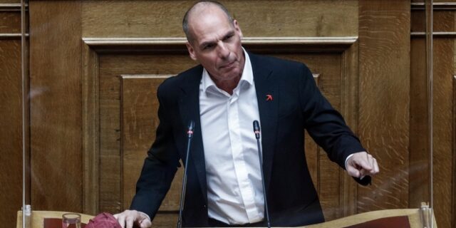 Βαρουφάκης: “Μόνη εφικτή λύση η ανεξάρτητη, ουδέτερη Ουκρανία”