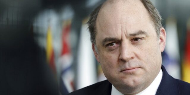 Απίστευτη γκάφα του βρετανού υπουργού Άμυνας: “Μας τελειώνουν τα αντιαρματικά” είπε σε Ρώσους φαρσέρ