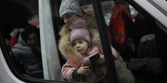 Ουκρανία: Οι Ρώσοι περικυκλώνουν το Κίεβο – Νέα κατάπαυση πυρός σε πέντε πόλεις