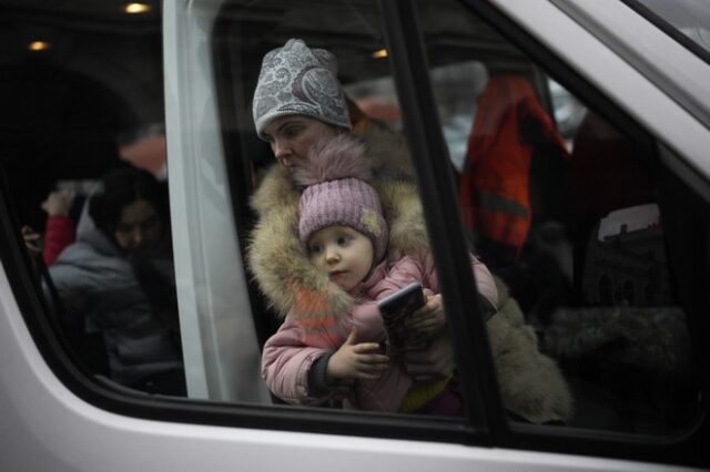Εικόνες σοκ: Ουκρανή έγραψε στην πλάτη της μικρής κόρης της όλα τα προσωπικά της στοιχεία
