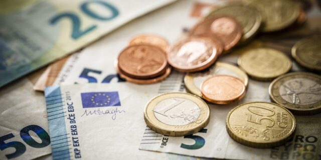 “Ψαλίδι” σε κοινωνικά επιδόματα και παροχές λόγω των νέων αντικειμενικών αξιών – Η λίστα