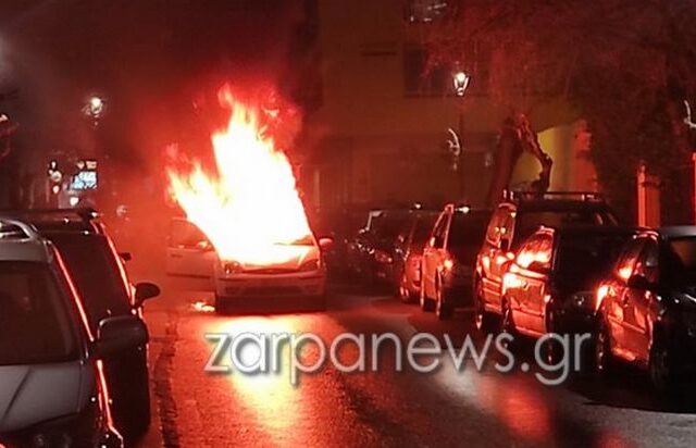 Κρήτη: Αναστάτωση στο κέντρο των Χανίων – Πήρε φωτιά σε κίνηση ΙΧ αυτοκίνητο