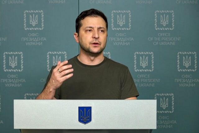 Πόλεμος στην Ουκρανία: Μεταφράστρια ξεσπάει σε κλάματα με τα λόγια του Ζελένσκι