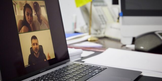 Ο Ζελένσκι ευχαρίστησε τη Μίλα Κούνις και τον Άστον Κούτσερ μέσω βιντεοκλήσης