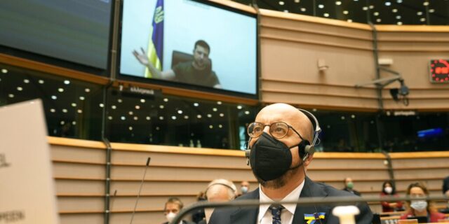 Χειροκροτήματα για τον Ζελένσκι στο Ευρωκοινοβούλιο: “Αποδείξτε ότι είστε μαζί μας”