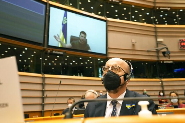 Χειροκροτήματα για τον Ζελένσκι στο Ευρωκοινοβούλιο: “Αποδείξτε ότι είστε μαζί μας”