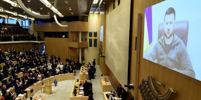 Ο Ζελένσκι ζήτησε από το ΝΑΤΟ παροχή “στρατιωτικής βοήθειας χωρίς περιορισμούς”