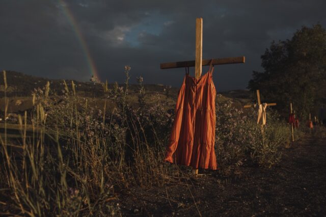 World Press Photo: Το πρώτο βραβείο σε φωτογραφία με σταυρούς απ’ όπου κρέμονται φορέματα μικρών κοριτσιών