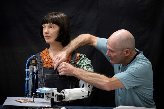 Ai-Da: Το πρώτο ρεαλιστικό ανθρωποειδές ρομπότ που ζωγραφίζει είναι γεγονός