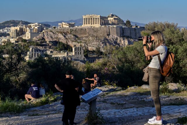 Κορονοϊός: 8.223 νέα κρούσματα σήμερα στην Ελλάδα – 77 νεκροί και 329 διασωληνωμένοι