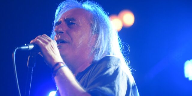 Ο Γιάννης Αγγελάκας “Ακόμη Περπατάει”: Ακούστε το πρώτο τραγούδι από τον νέο δίσκο του