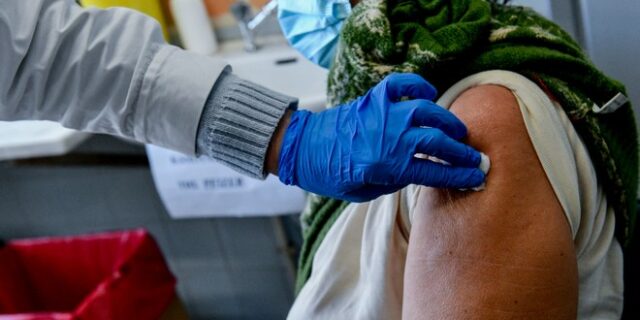 Εμβόλιο κορονοϊού: Ανοίγει αύριο η πλατφόρμα για τη 4η δόση για τους άνω των 70 ετών