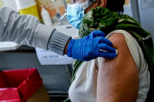 Εμβόλιο κορονοϊού: Ανοίγει αύριο η πλατφόρμα για τη 4η δόση για τους άνω των 70 ετών