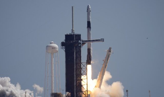 SpaceX: Εκτοξεύτηκε η πρώτη ιδιωτική επανδρωμένη αποστολή στον Διεθνή Διαστημικό Σταθμό