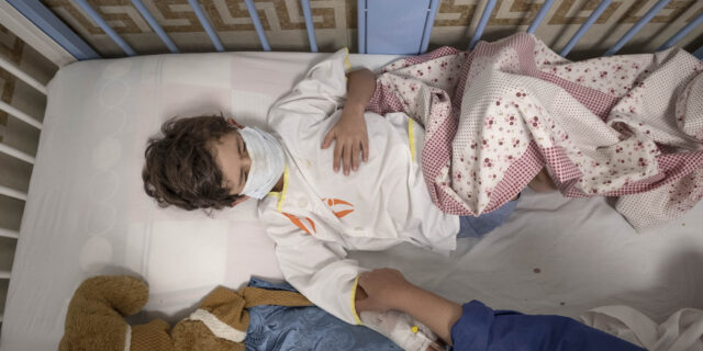 Ηπατίτιδα σε παιδιά: Τι την προκαλεί, πόσο επικίνδυνη είναι και γιατί έχουμε έξαρση τώρα