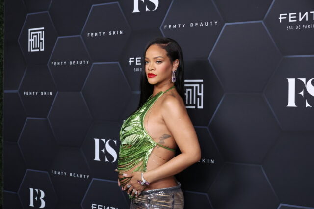 Rihanna, πώς τολμάς να είσαι τόσο έγκυος και τόσο γυμνή;