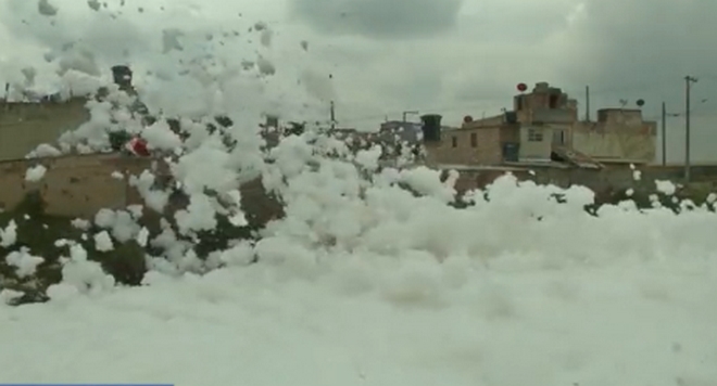 Βίντεο: Δύσοσμος αφρός “πνίγει” πόλη στην Κολομβία