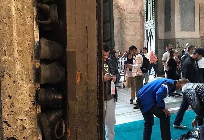 Εικόνες ντροπής στην Αγία Σοφία: Σφηνώνουν τα παπούτσια σε εσοχές του ναού