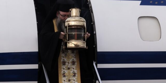 Πάσχα 2022 – Άγιο Φως: Στις 6 το απόγευμα φτάνει στην Ελλάδα από τα Ιεροσόλυμα