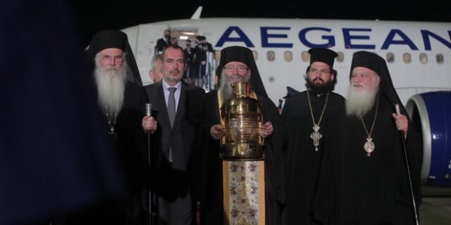 Πάσχα 2022: Έφτασε το Άγιο Φως στην Ελλάδα – Ολοκληρώθηκε η διανομή του