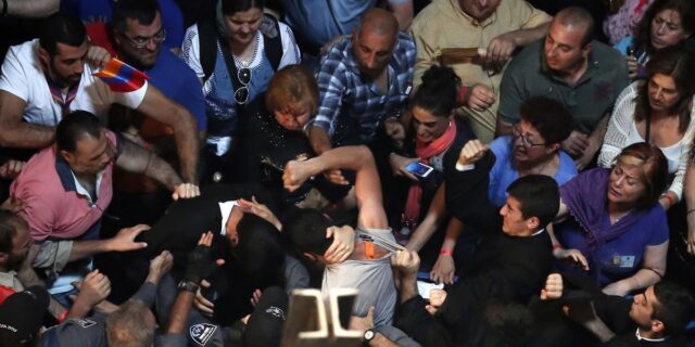 Ιερό ξύλο για το Άγιο Φως. Γιατί; Έχουμε τις απαντήσεις