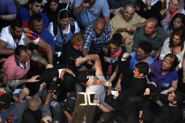 Ιερό ξύλο για το Άγιο Φως. Γιατί; Έχουμε τις απαντήσεις